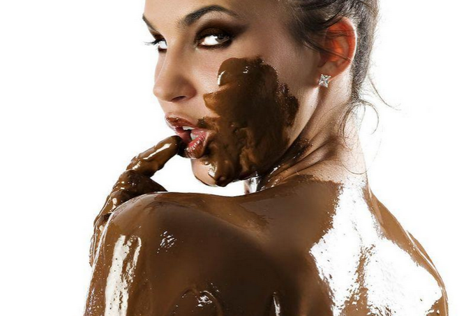 fille sexy au chocolat